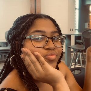 Meet your posher, Cristina